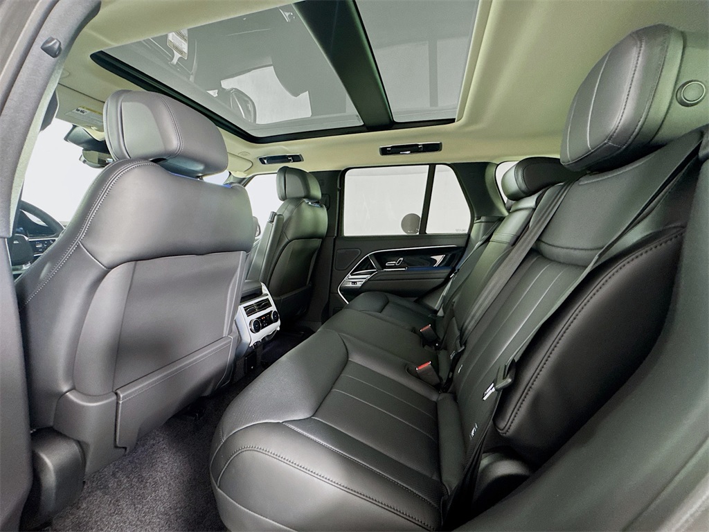 2025 Land Rover Range Rover SE photo 21