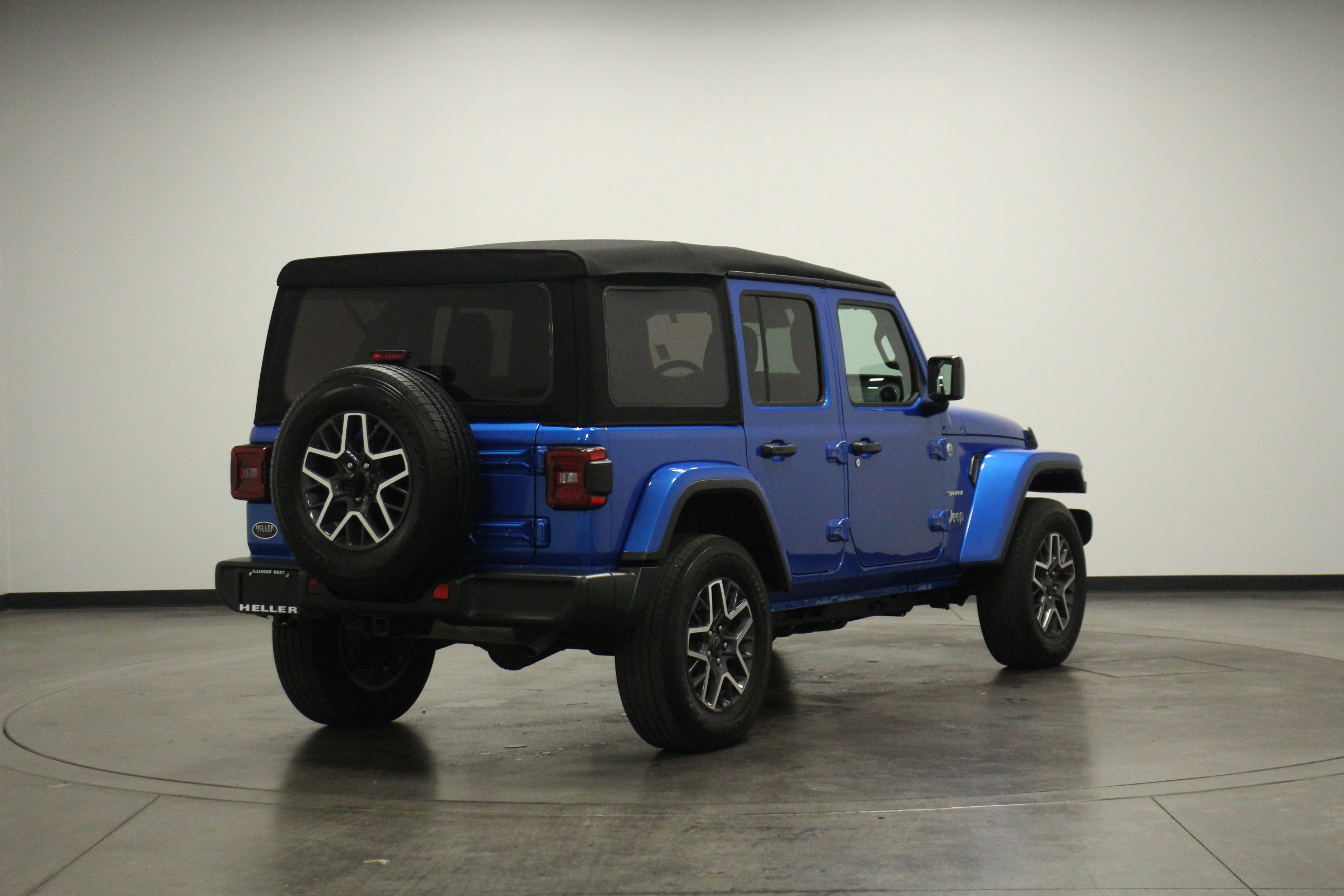 2024 Jeep Wrangler Sahara photo 7