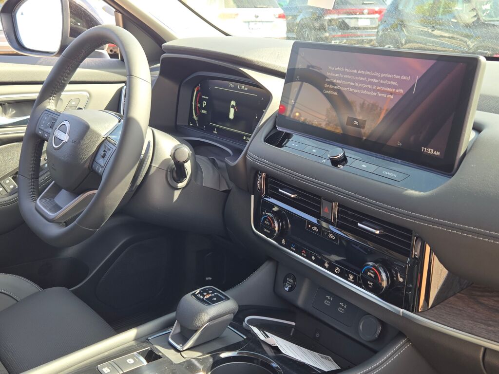 2026 Nissan Rogue Platinum photo 3