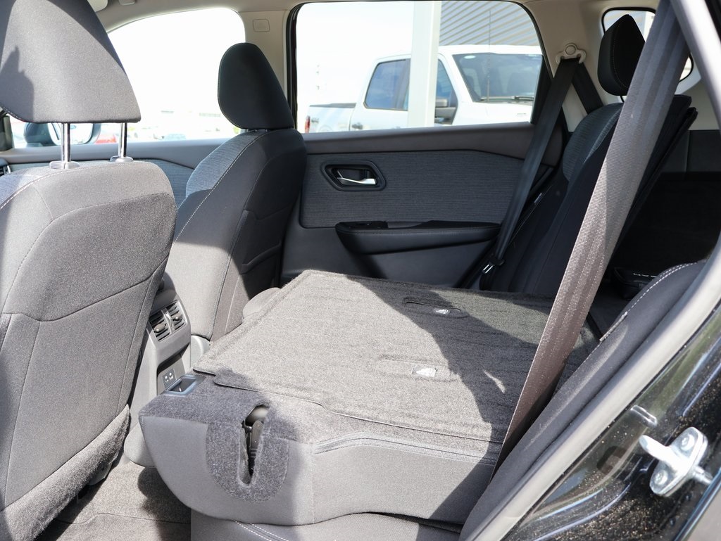 2023 Nissan Rogue SV photo 17