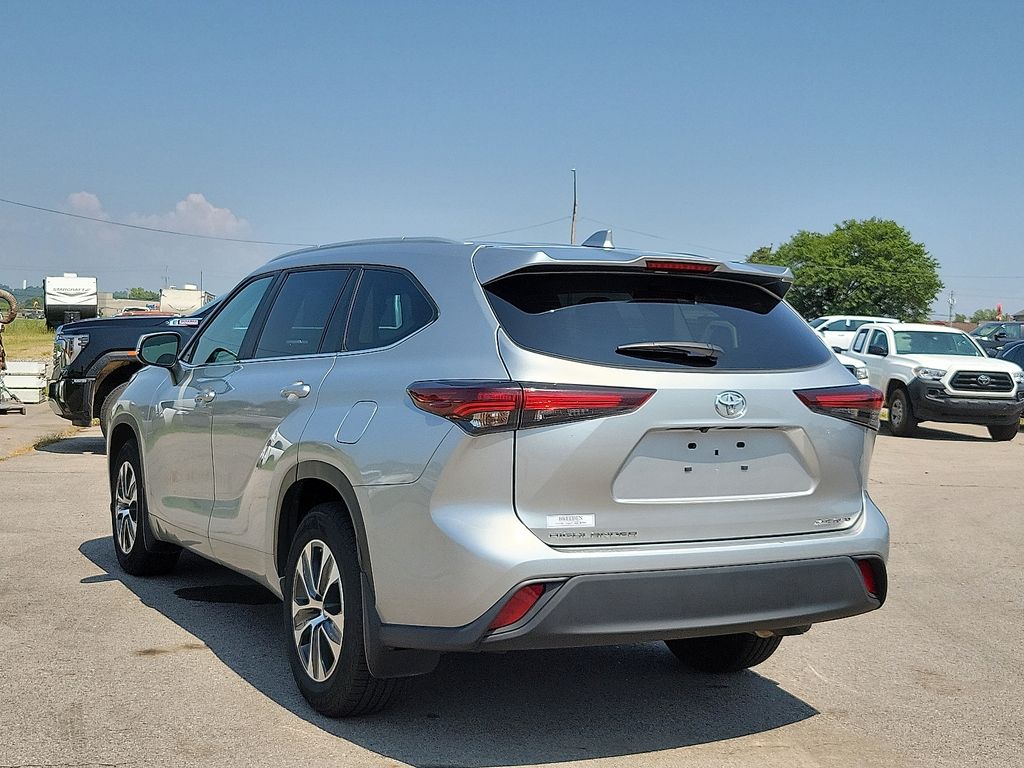 2024 Toyota Highlander XLE photo 2