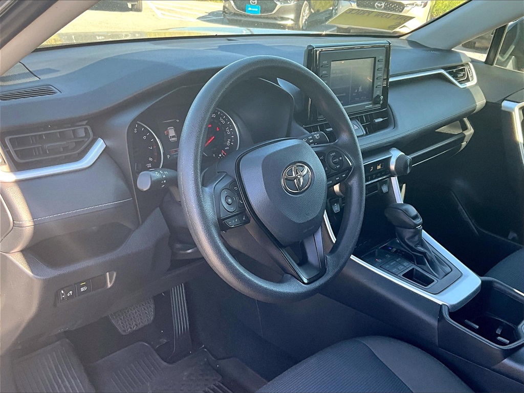 2022 Toyota RAV4 LE photo 8