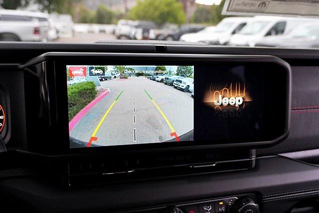 New 2025 Bright White Clear-Coat Exterior Paint Jeep Rubicon image 32