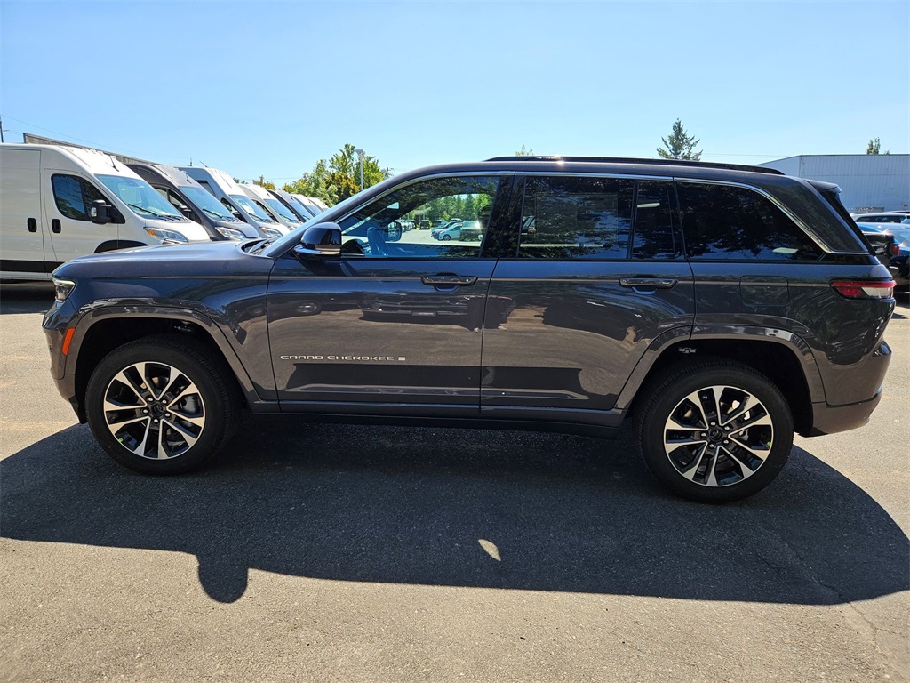 2025 Jeep Grand Cherokee Overland photo 2