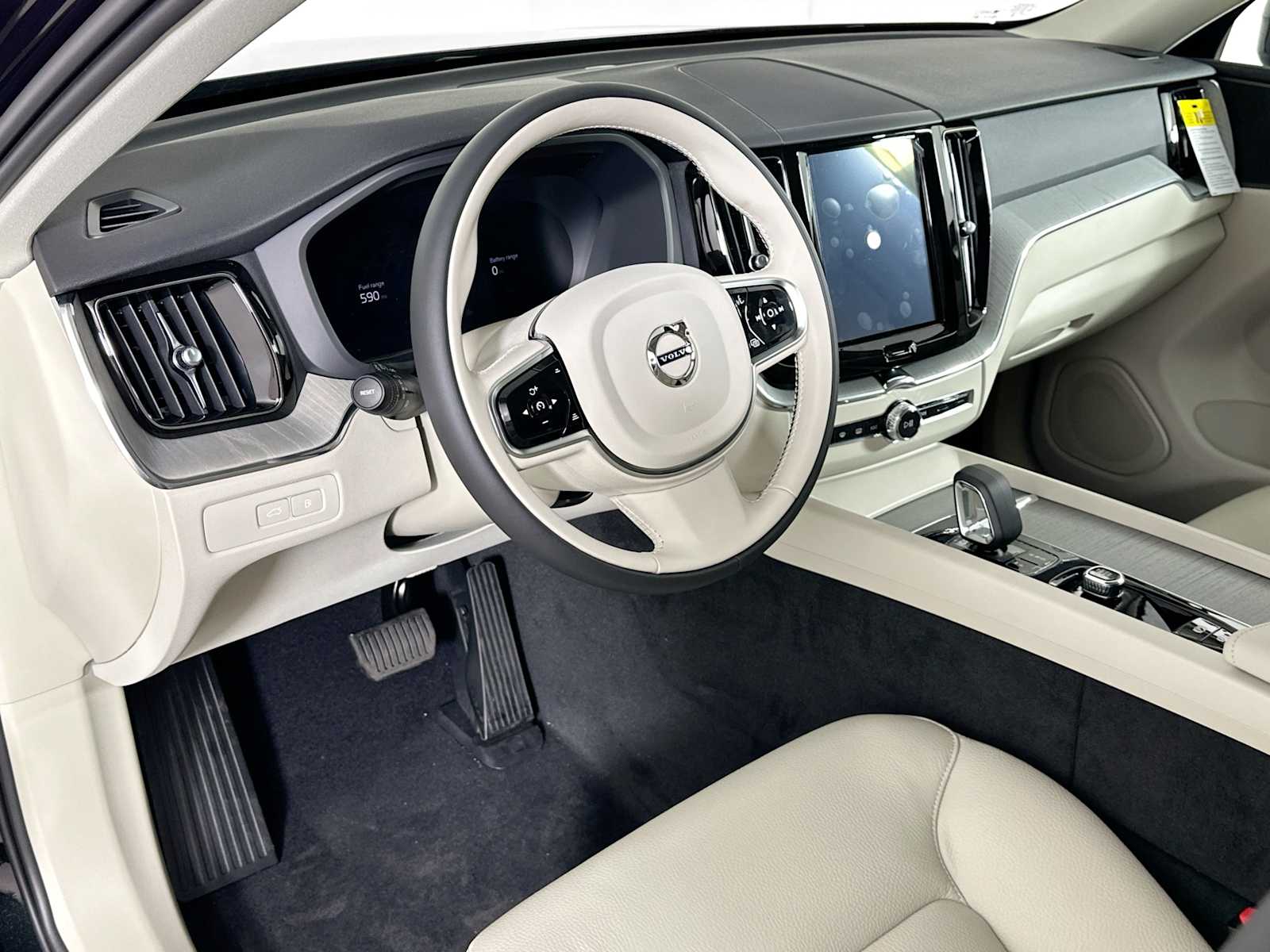 2025 Volvo XC60 T8 Plus photo 7