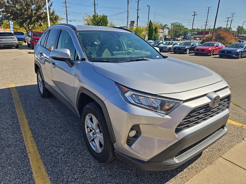 2020 Toyota RAV4 XLE photo 3