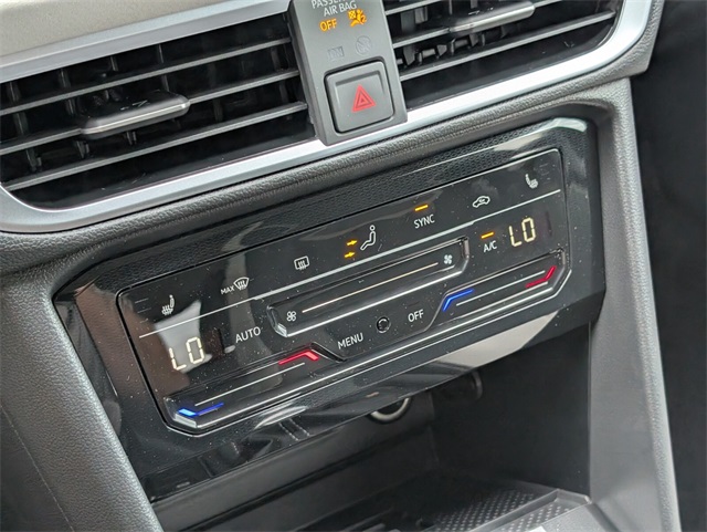 2025 Volkswagen Taos SE photo 14