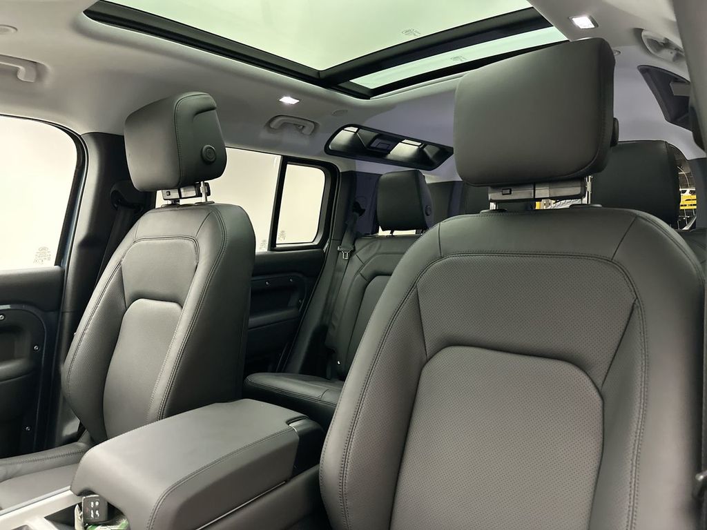 2025 Land Rover Defender 110 S photo 6