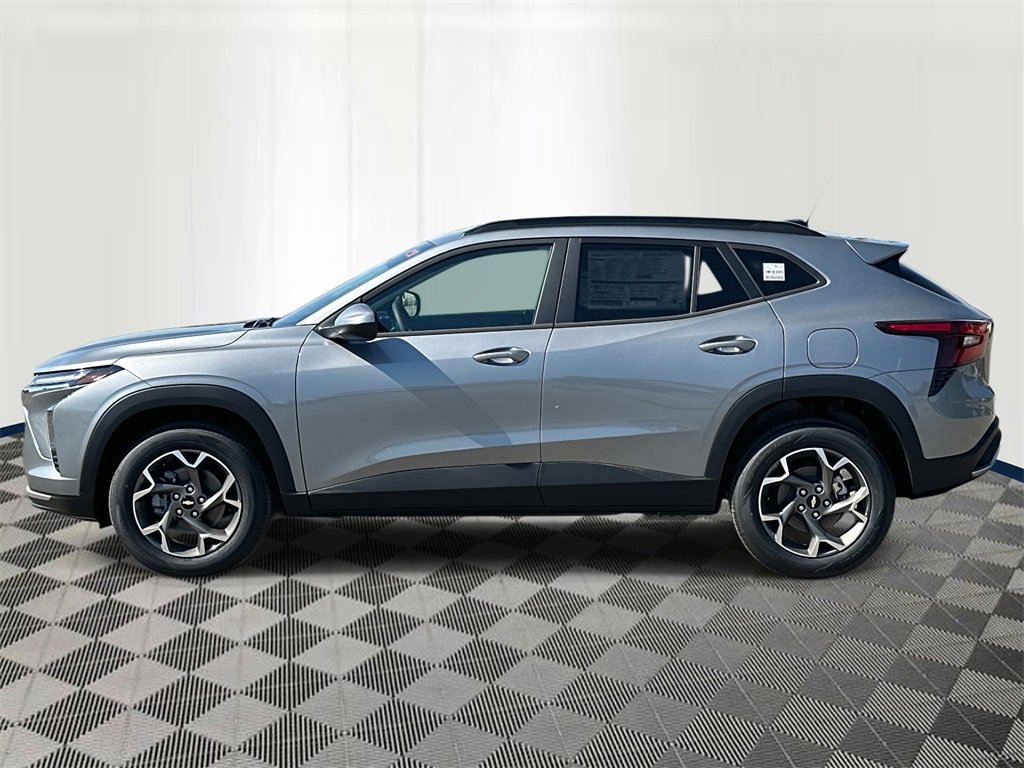 2025 Chevrolet Trax LT photo 2