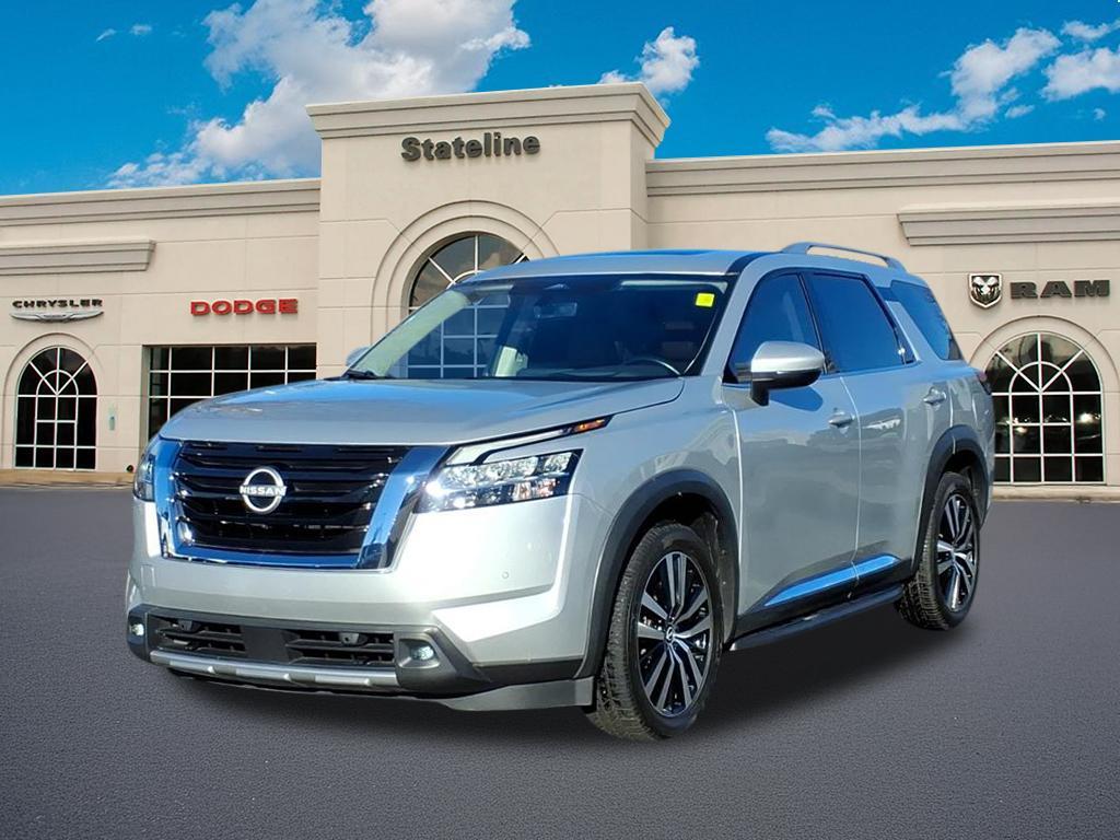 2023 Nissan Pathfinder Platinum's photo
