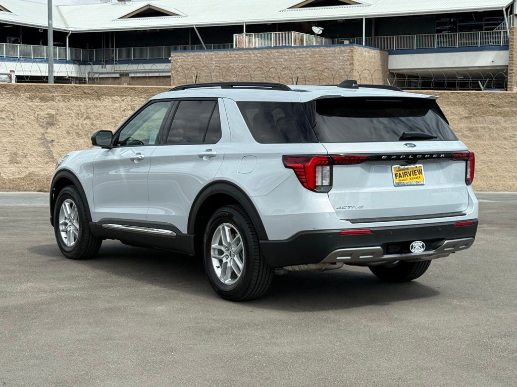 2025 Ford Explorer photo 4