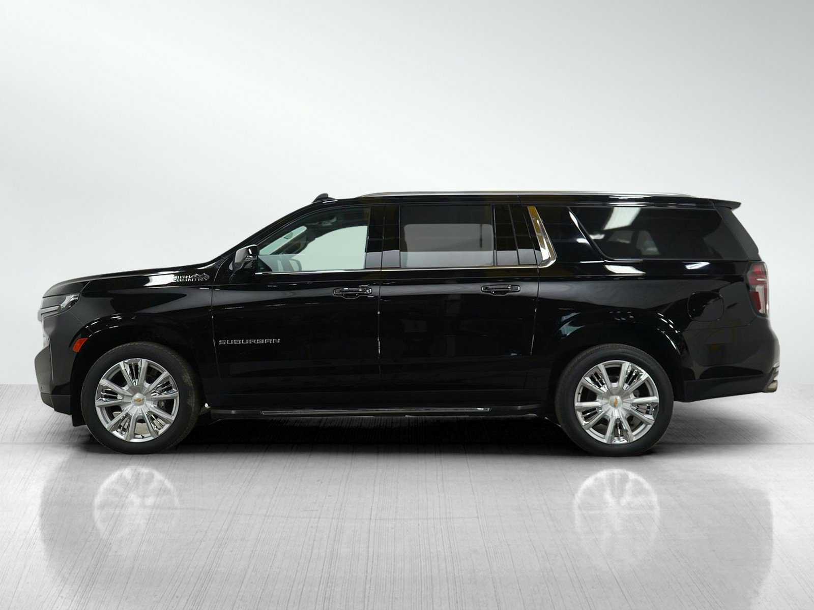 Used 2021 Chevrolet Suburban High Country with VIN 1GNSKGKLXMR374403 for sale in Roseville, Minnesota
