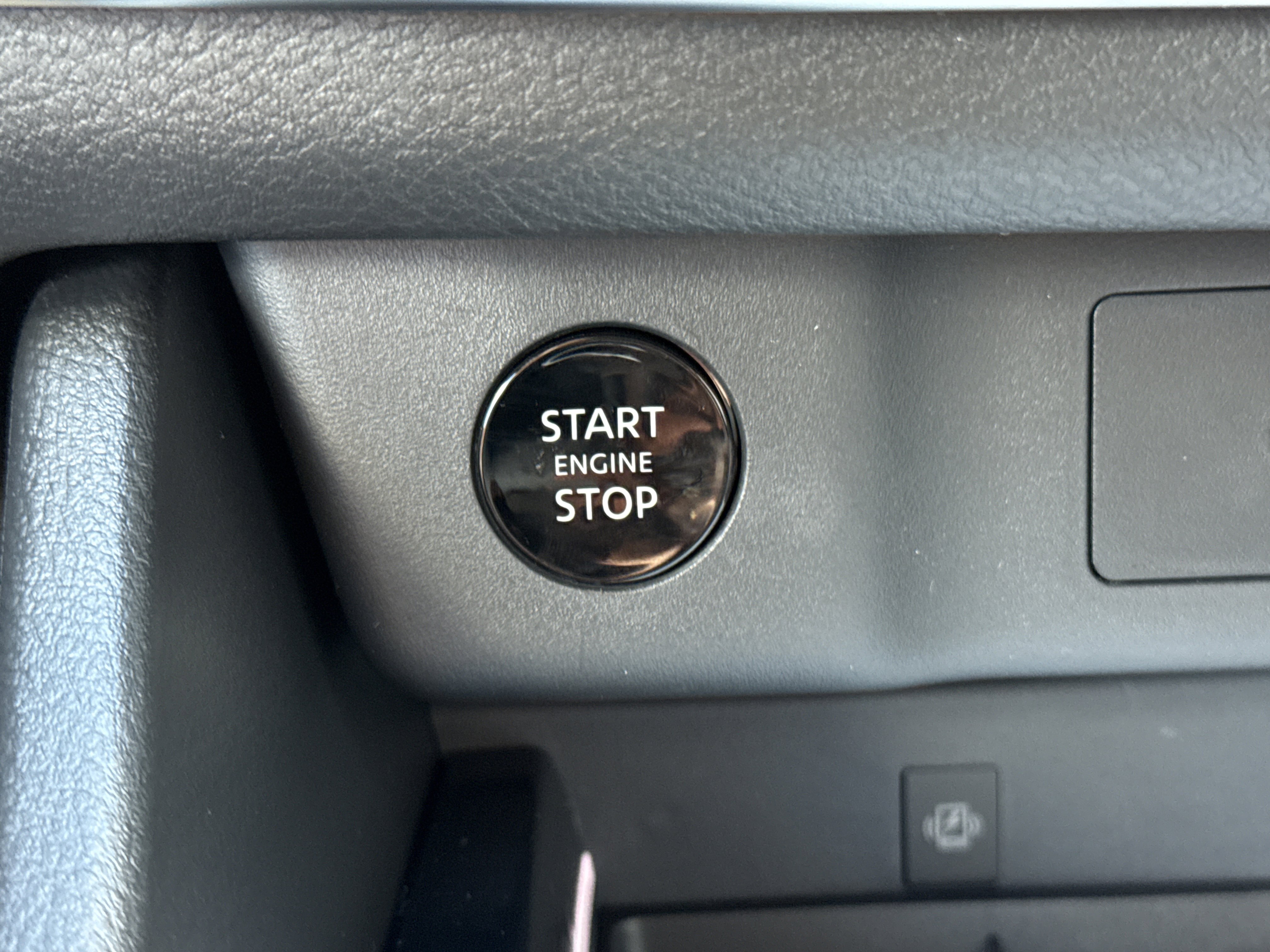 2026 Nissan Rogue AWD photo 3