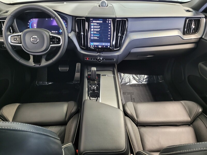 2022 Volvo XC60 B5 R-Design photo 13