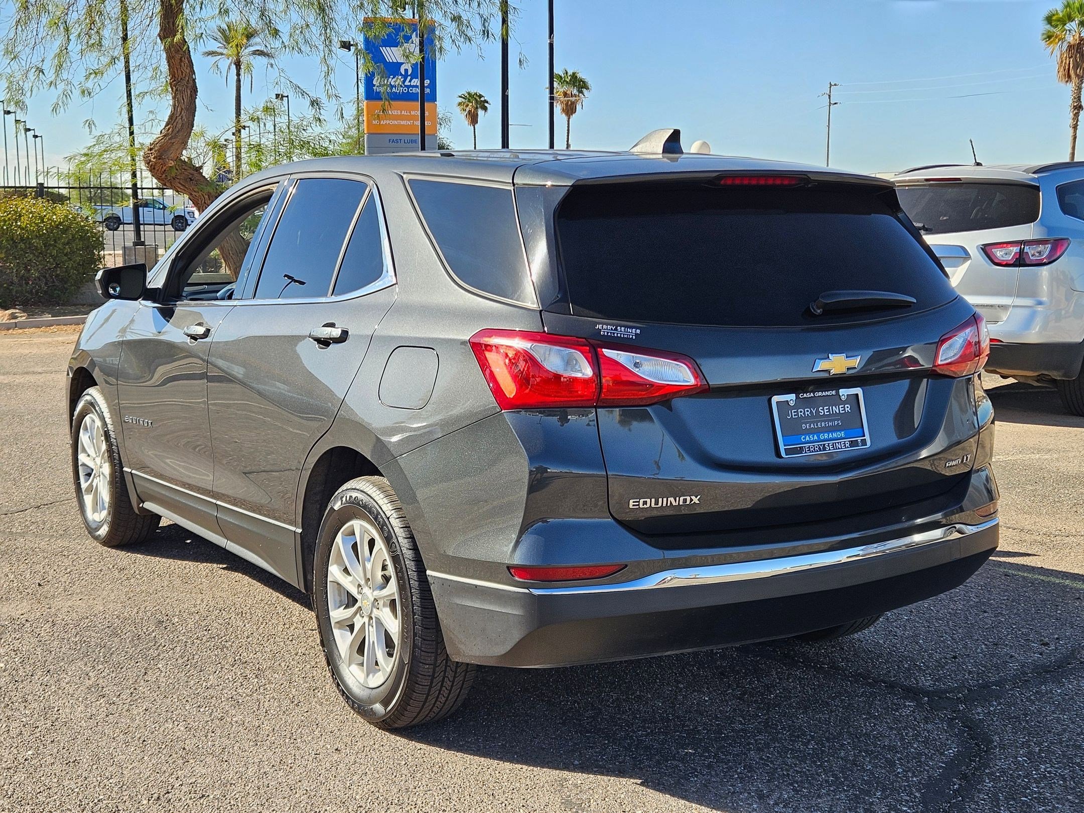 2018 Chevrolet Equinox LT photo 2