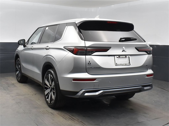 2025 Mitsubishi Outlander SE photo 3