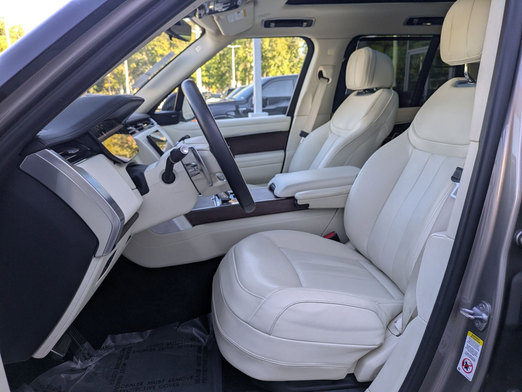 2023 Land Rover Range Rover SE photo 25