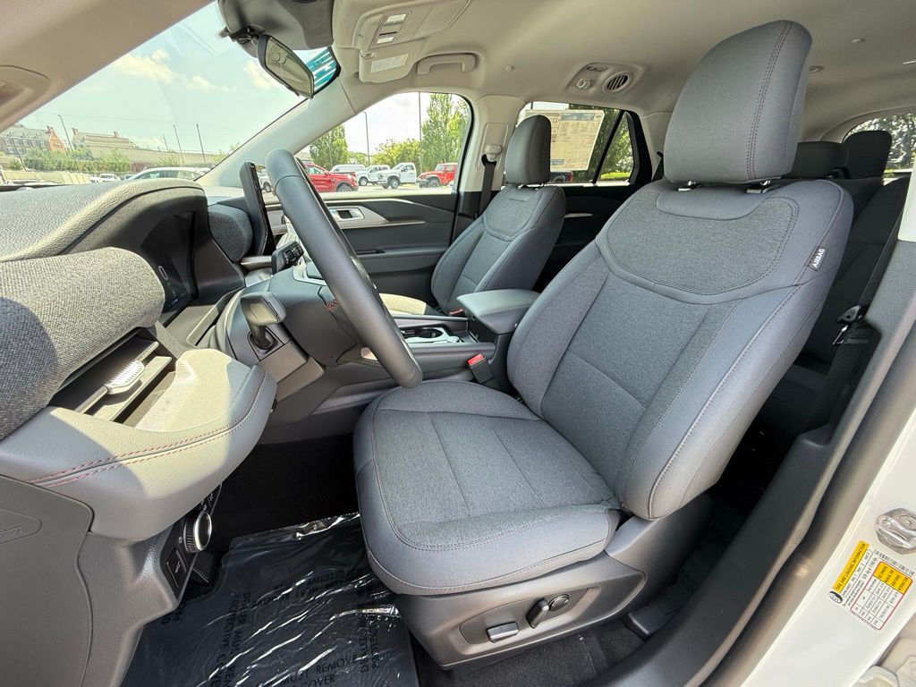 2025 Ford Explorer photo 4