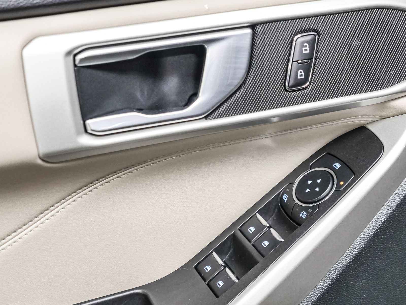 2023 Ford Explorer XLT photo 18
