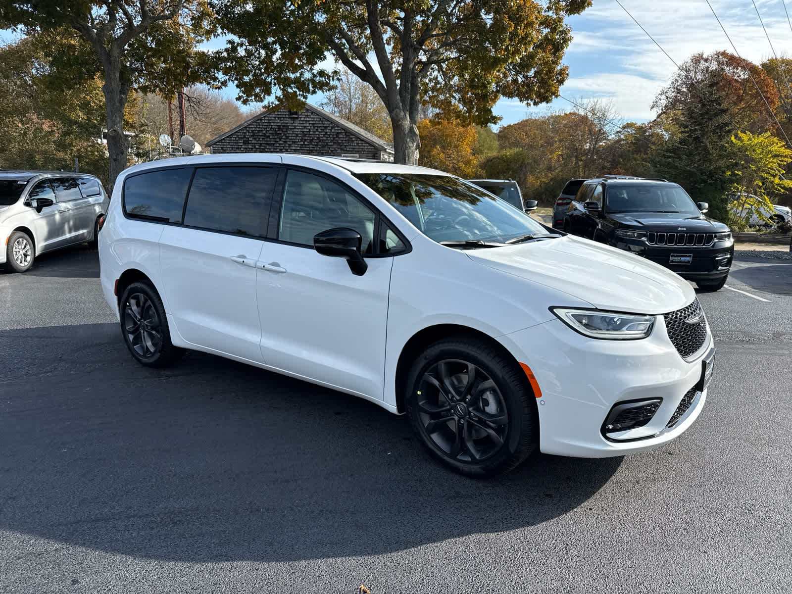 2026 Chrysler Pacifica Select's photo