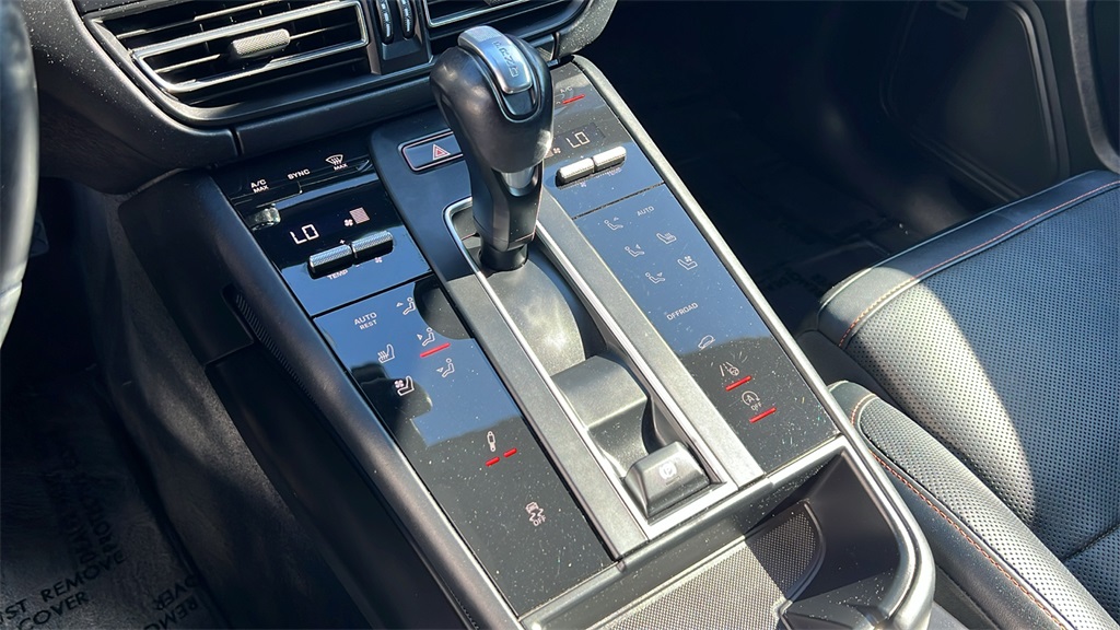 2023 Porsche Macan T photo 15