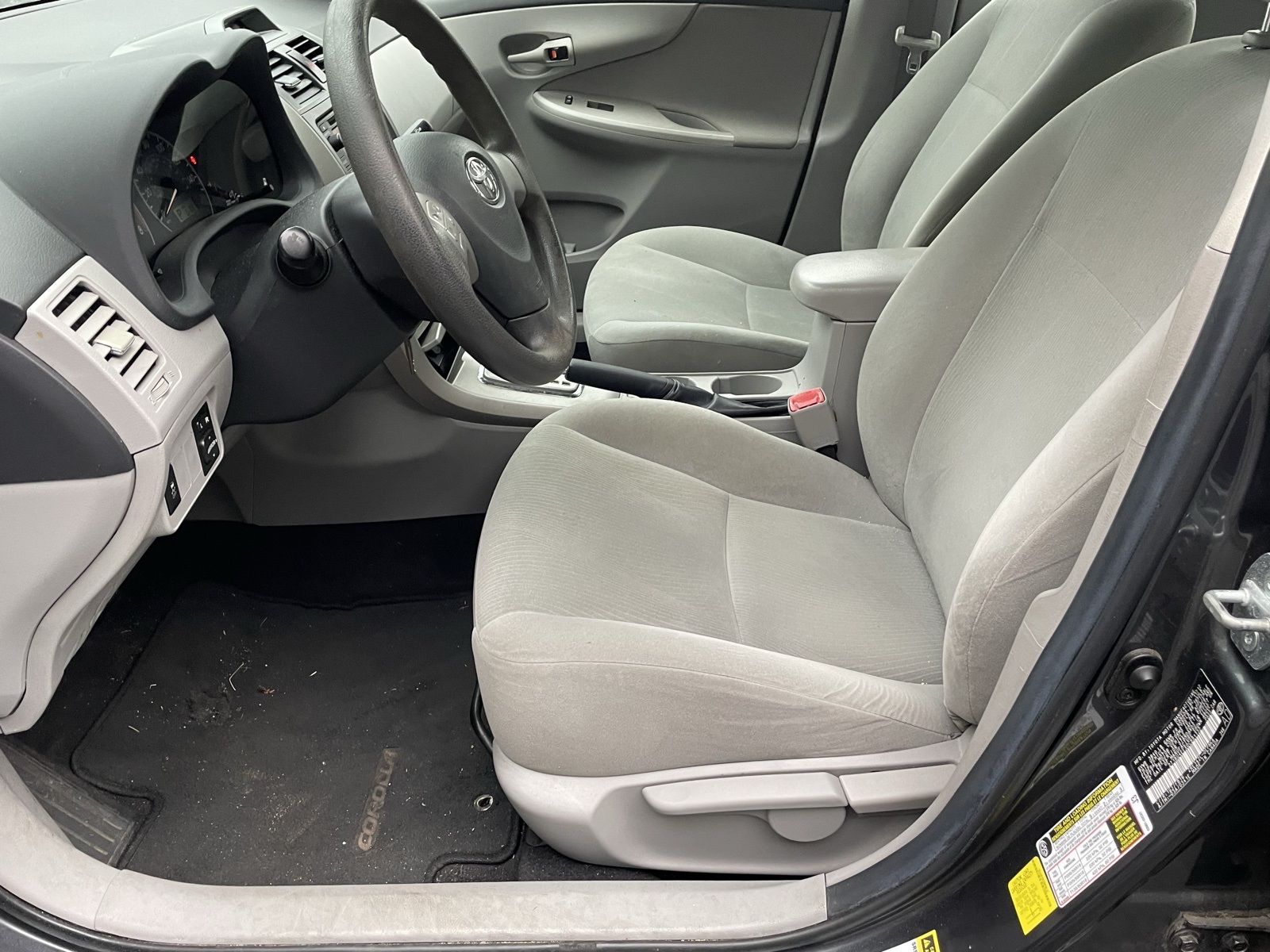 2013 Toyota Corolla LE photo 14