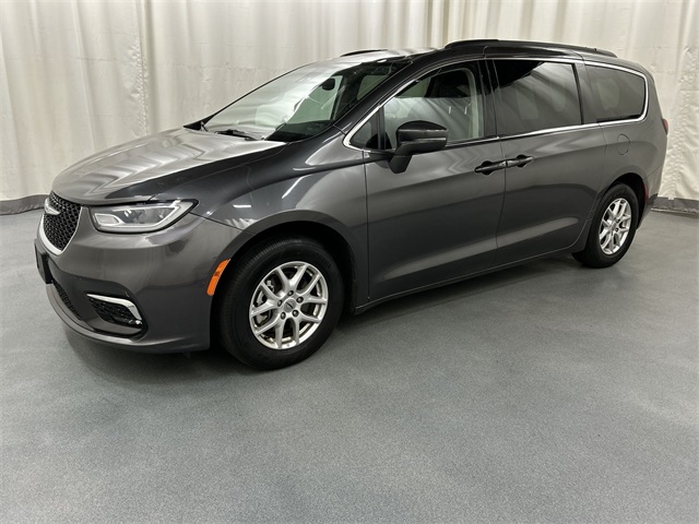 2022 Chrysler Pacifica Touring L photo 2