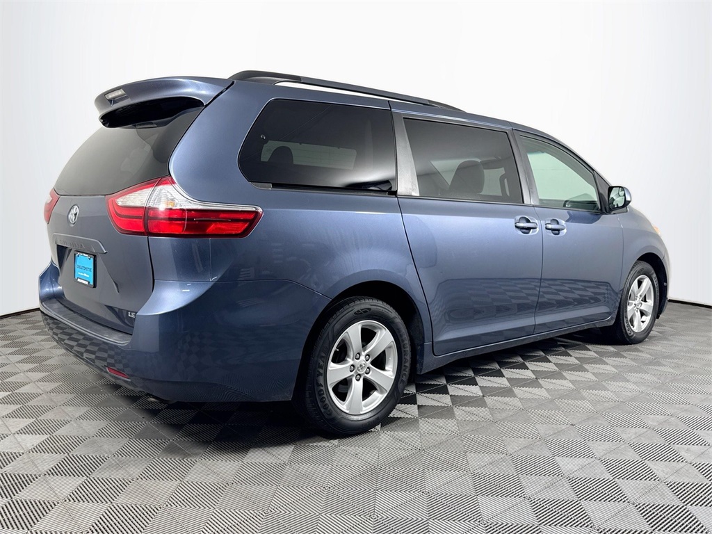 2017 Toyota Sienna LE photo 9