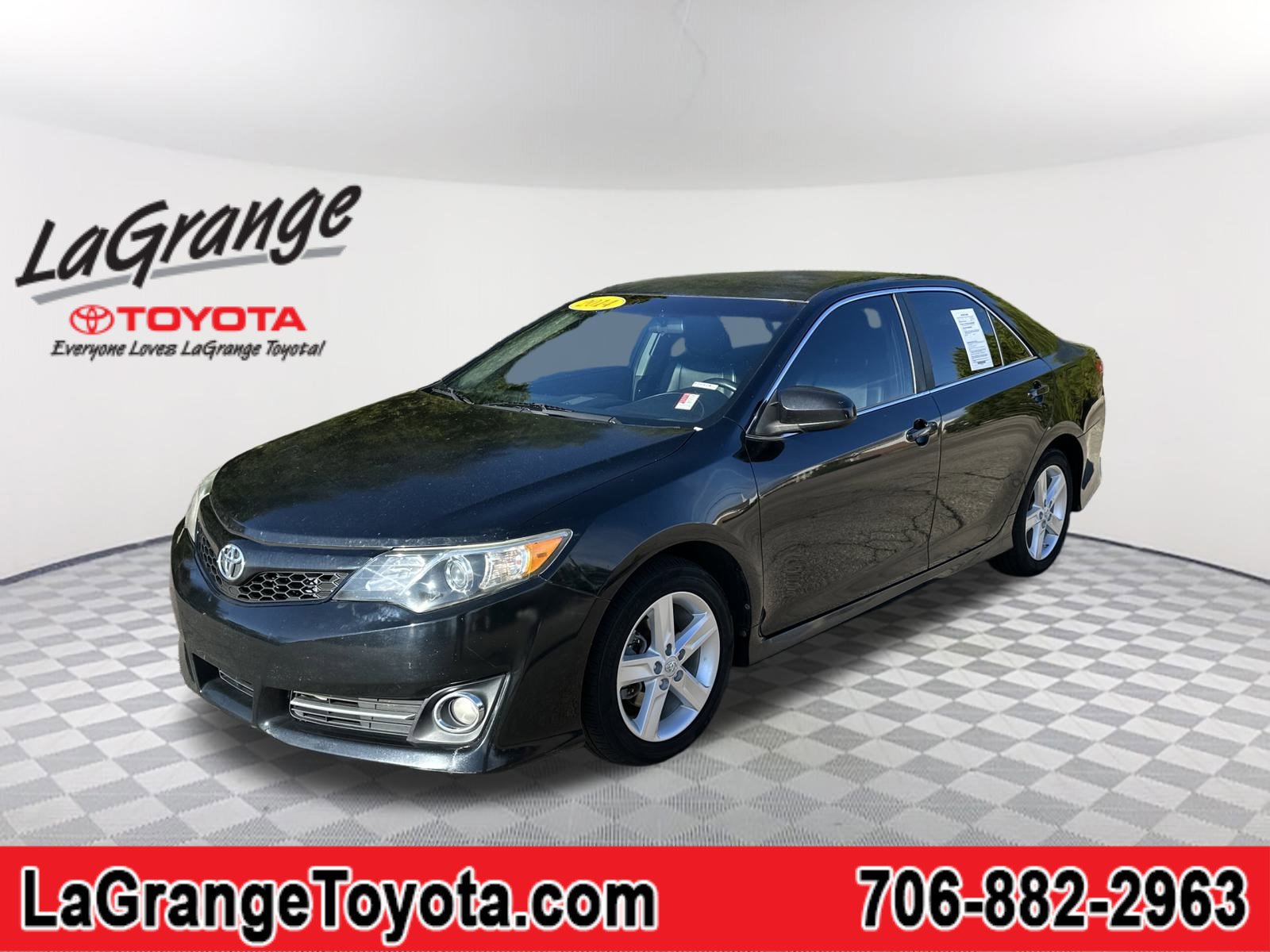 2014 Toyota Camry SE's photo