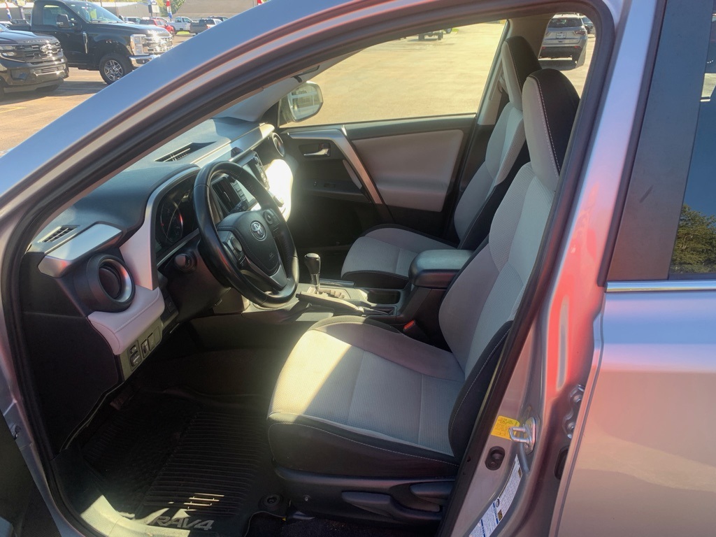 2017 Toyota RAV4 Hybrid XLE photo 4