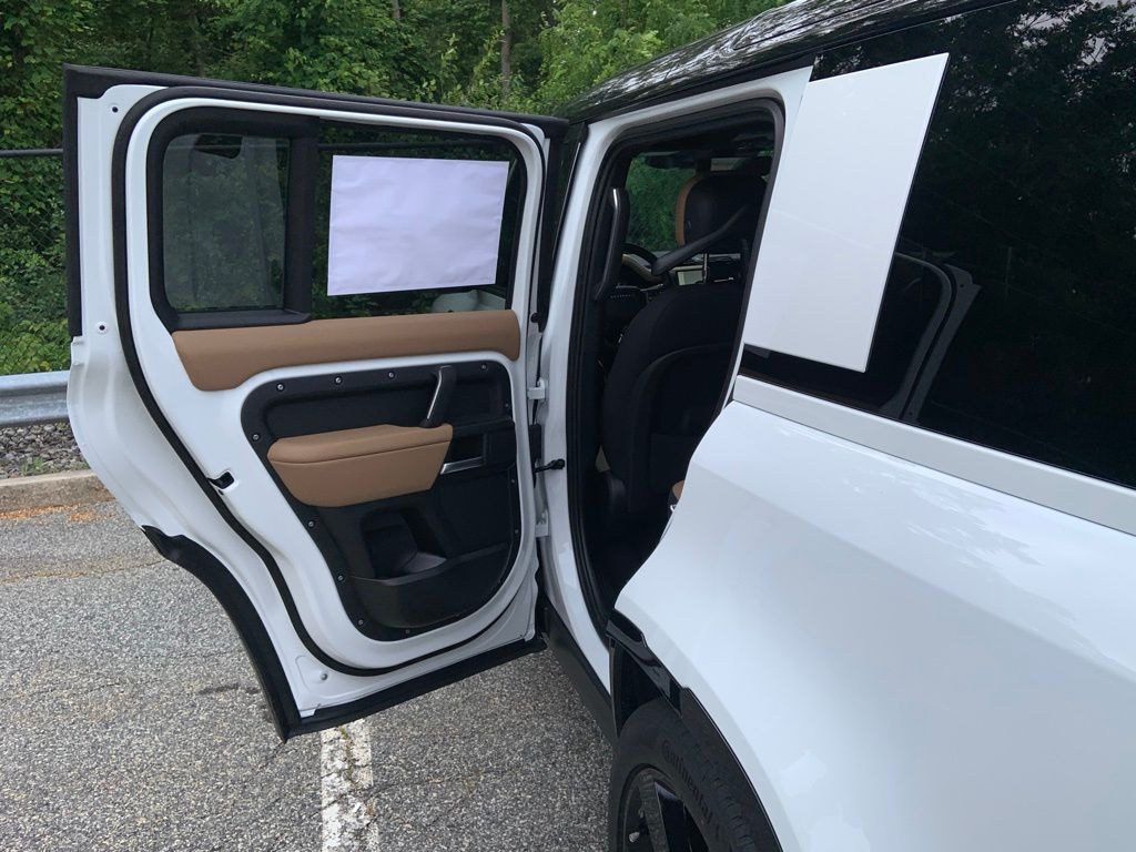 2025 Land Rover Defender 110 V8 photo 12