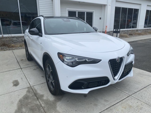 2024 Alfa Romeo Stelvio Ti photo 3
