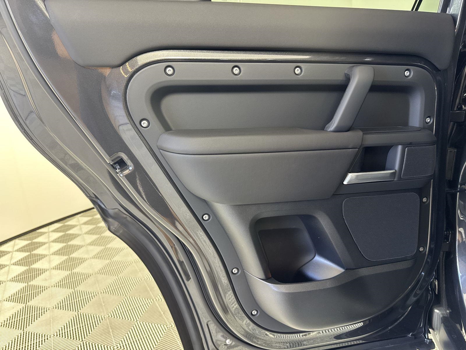 2025 Land Rover Defender 110 X-Dynamic SE photo 22