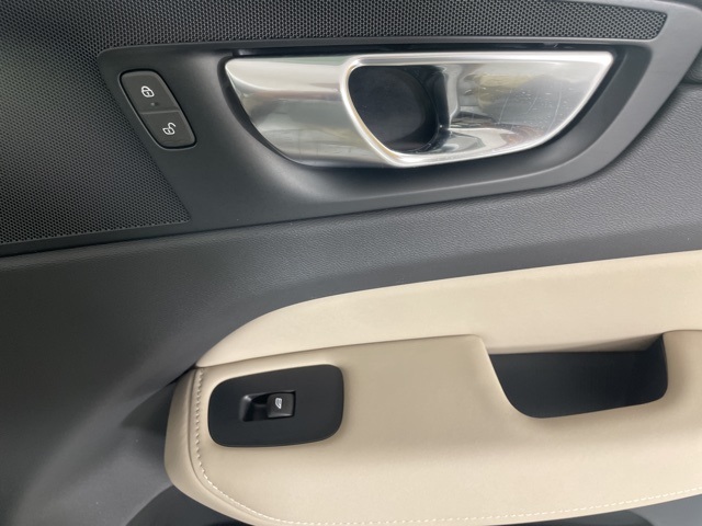 2026 Volvo XC60 T8 Plus photo 12