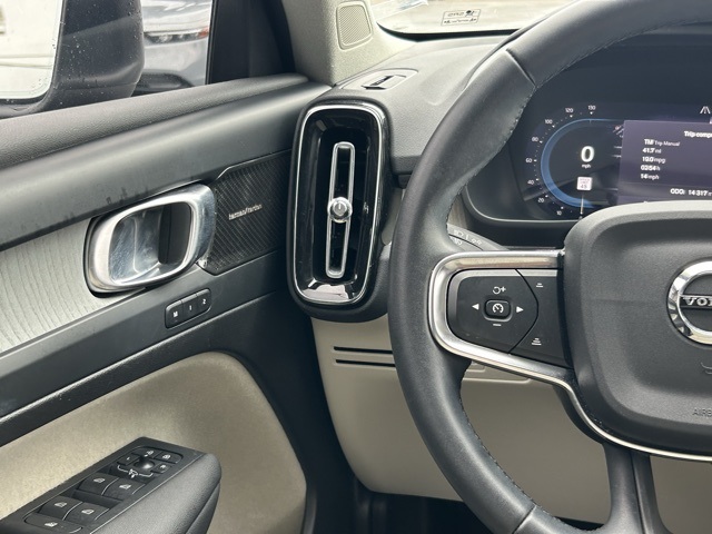 2024 Volvo XC40 Plus photo 10