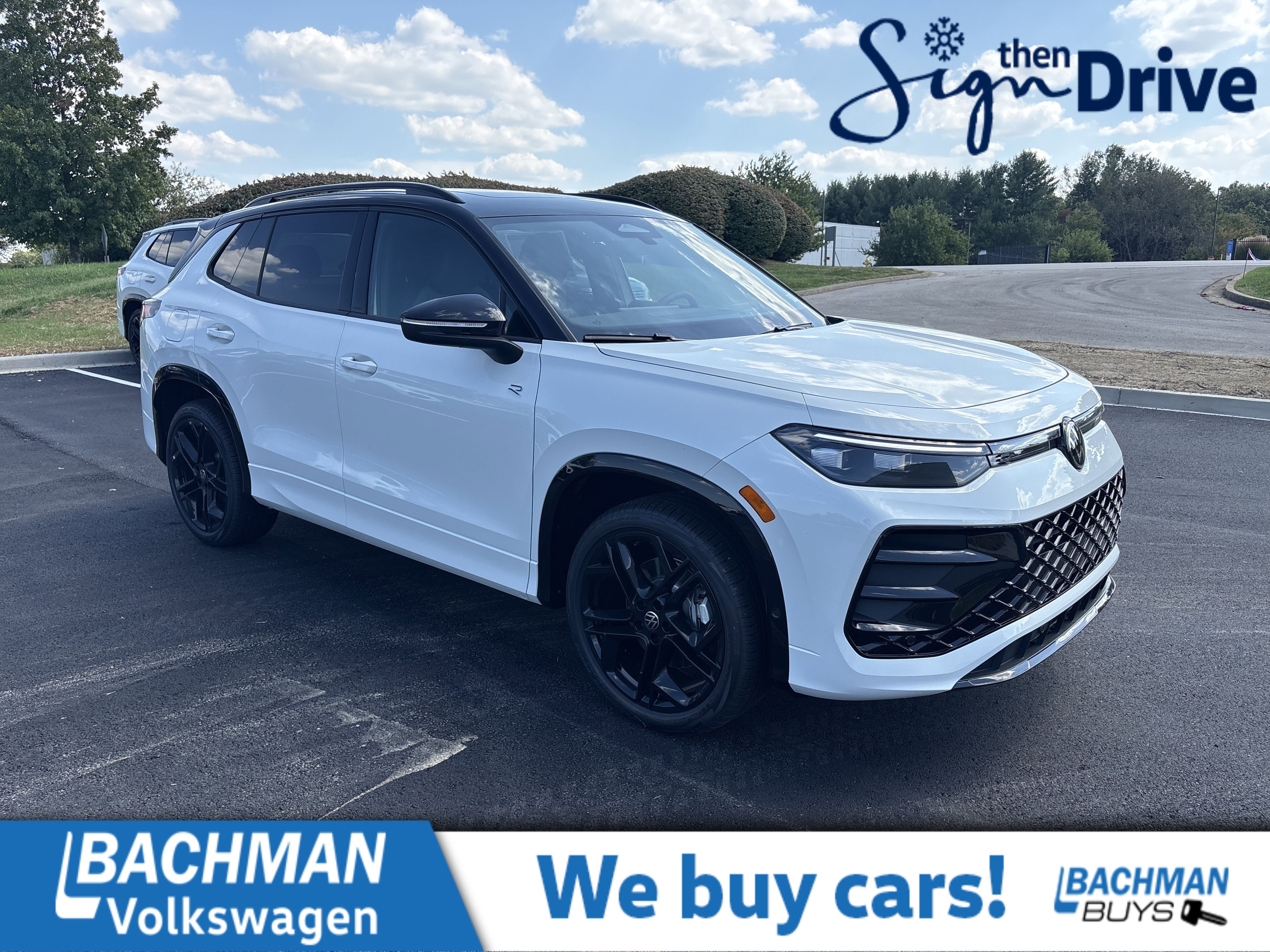 2025 Volkswagen Tiguan SE R-LINE BLACK's photo