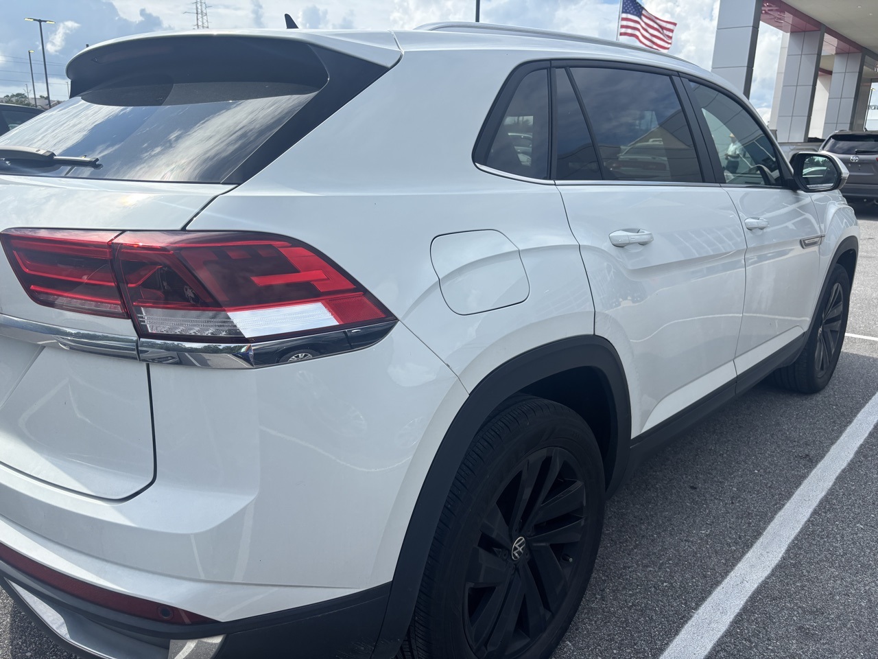 2023 Volkswagen Atlas Cross Sport V6 SE Technology photo 3