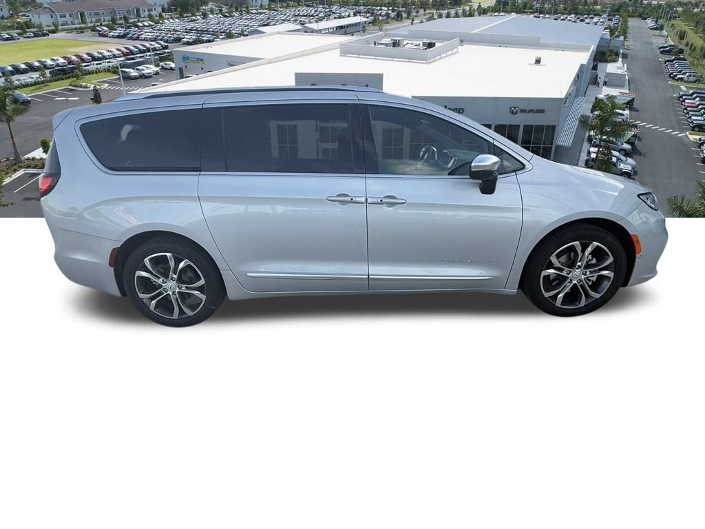 2026 Chrysler Pacifica Pinnacle photo 3