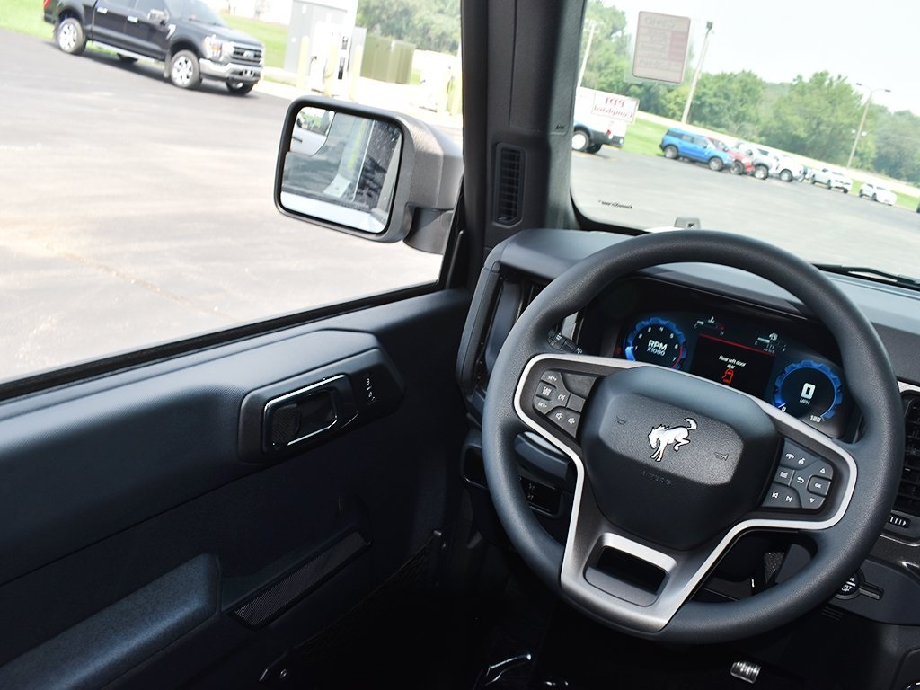 2025 Ford Bronco Base photo 15