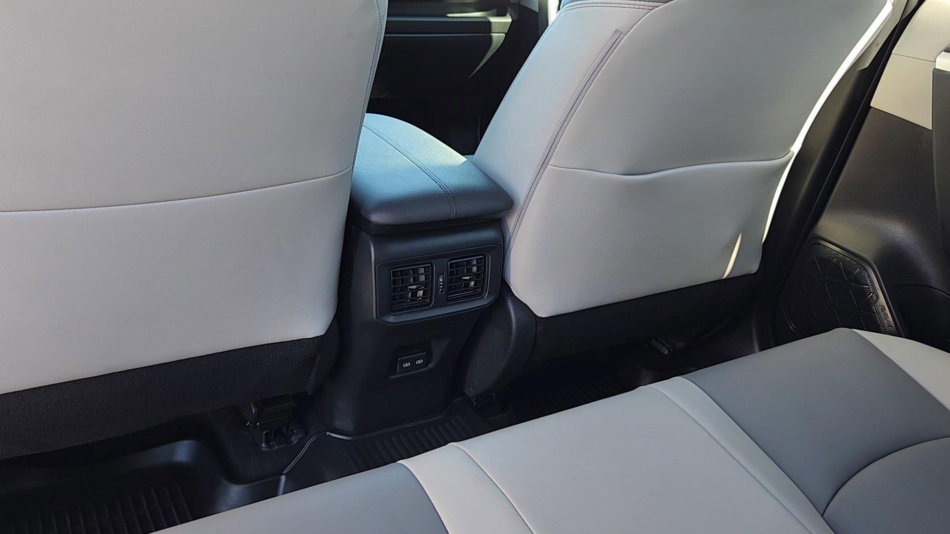 2023 Toyota RAV4 XLE Premium photo 16