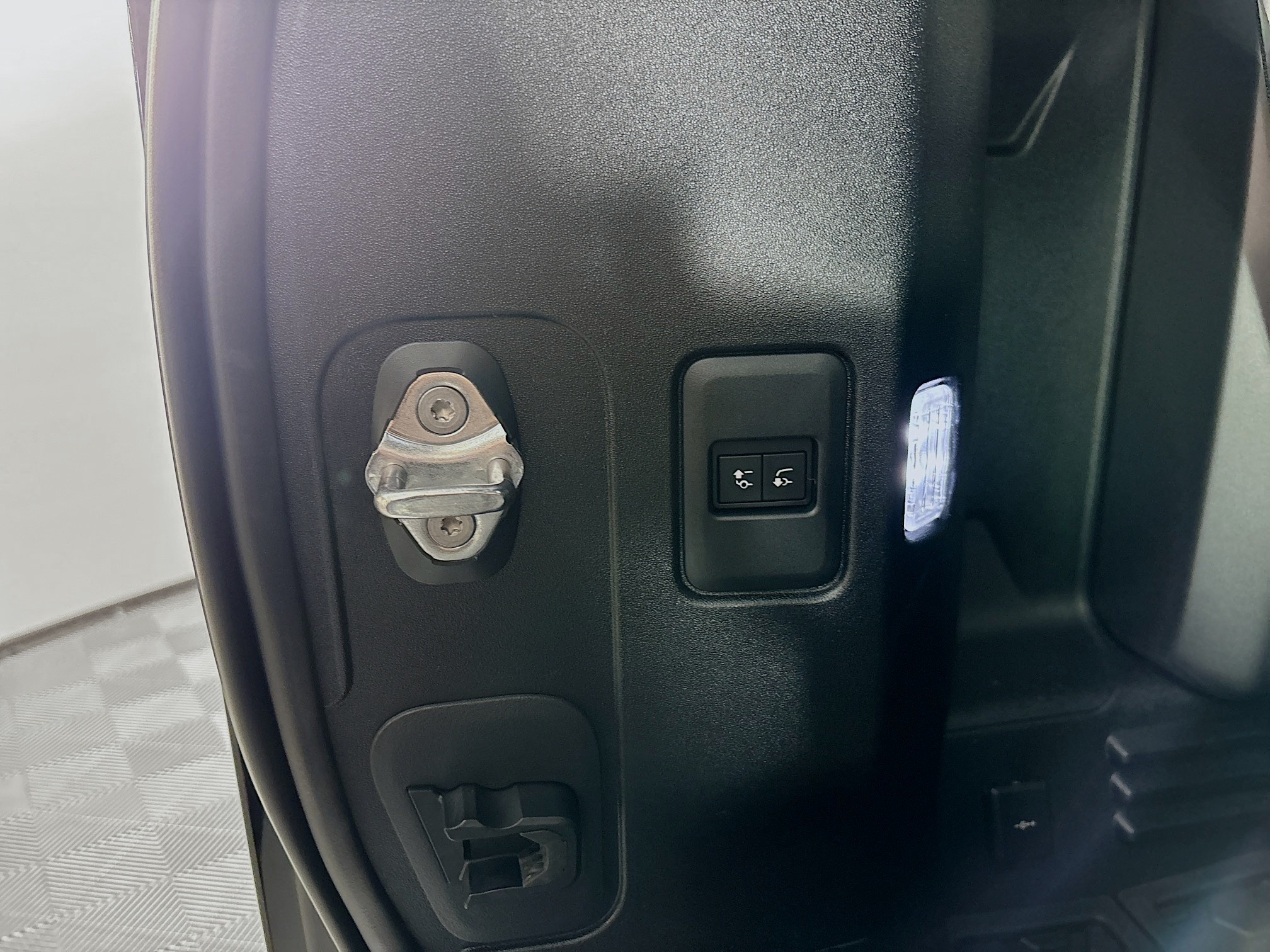 2025 Land Rover Defender 110 S photo 19