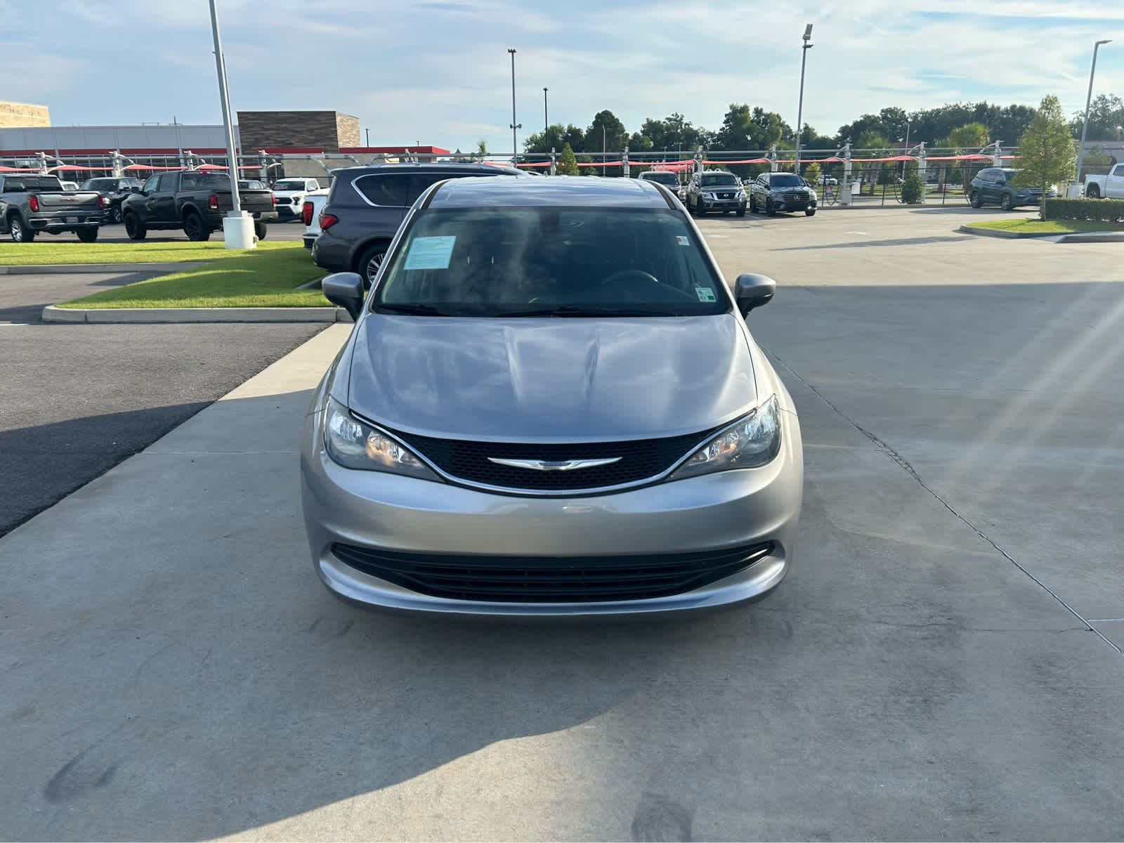 2017 Chrysler Pacifica Touring photo 3