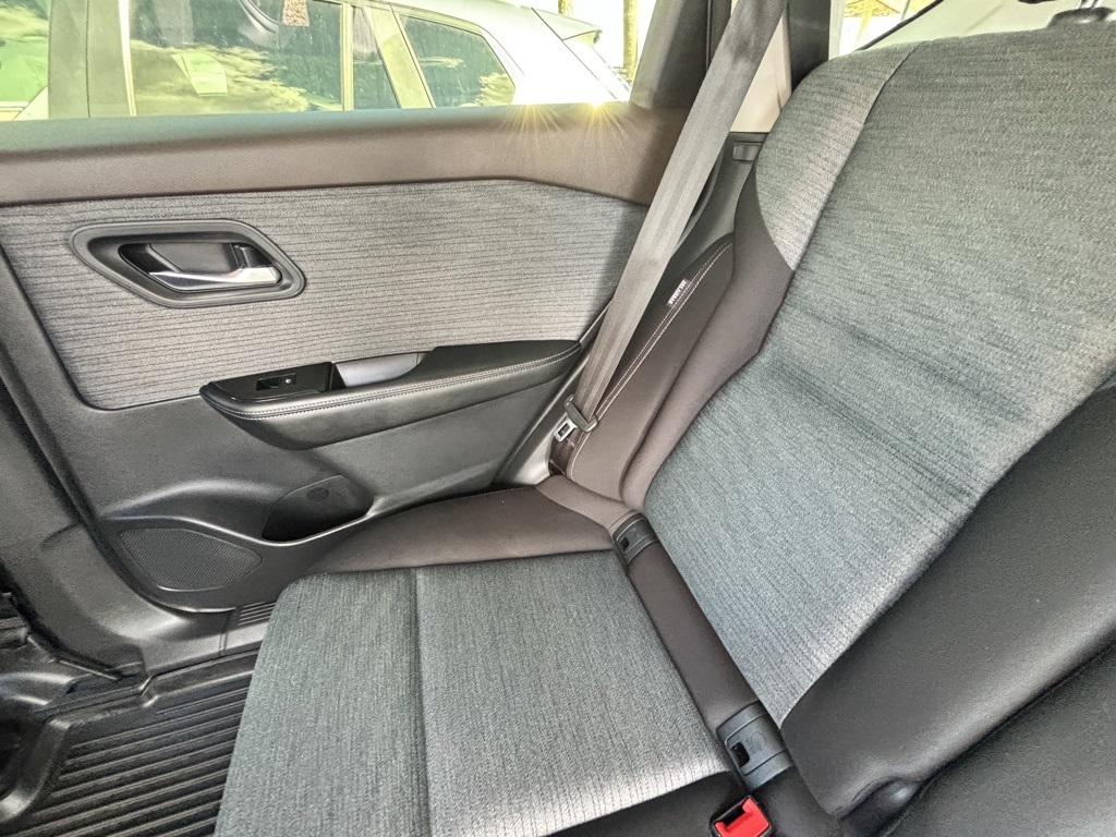 2023 Nissan Rogue SV photo 18