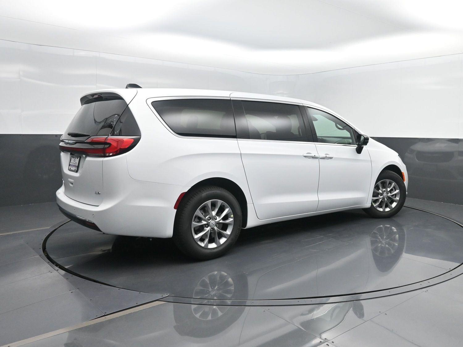 2026 Chrysler Pacifica Select's photo
