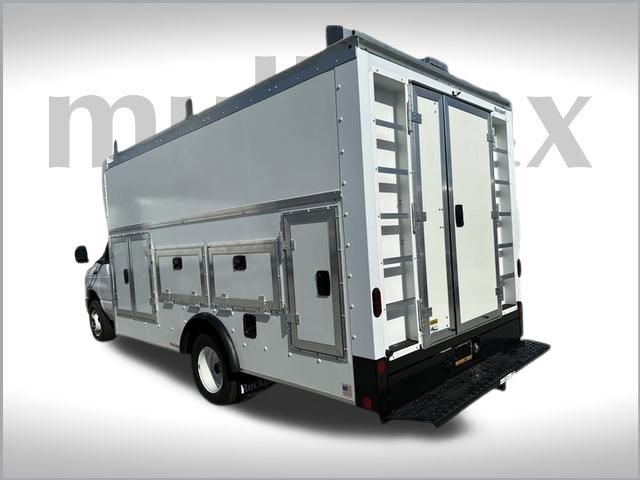 2025 Ford E-450 photo 3
