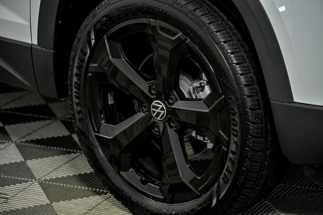 2025 Volkswagen Taos SE photo 2