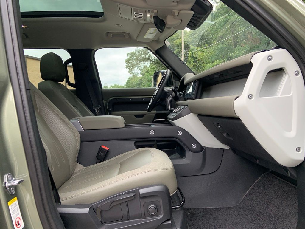2021 Land Rover Defender 110 S photo 18