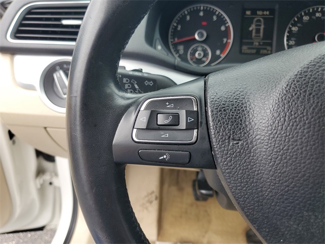 2012 Volkswagen Passat SE photo 12
