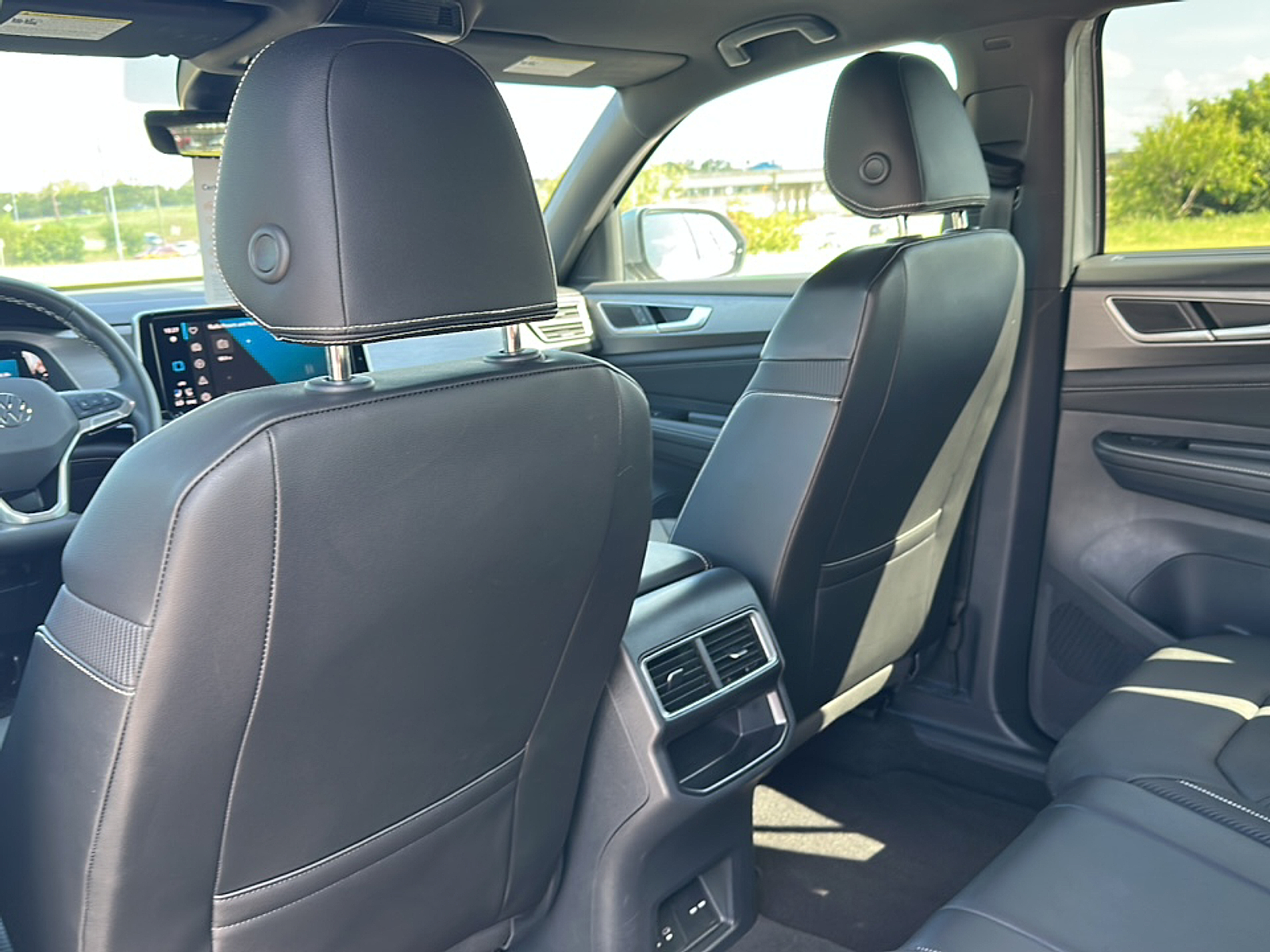 2024 Volkswagen Atlas Cross Sport SE Technology photo 3