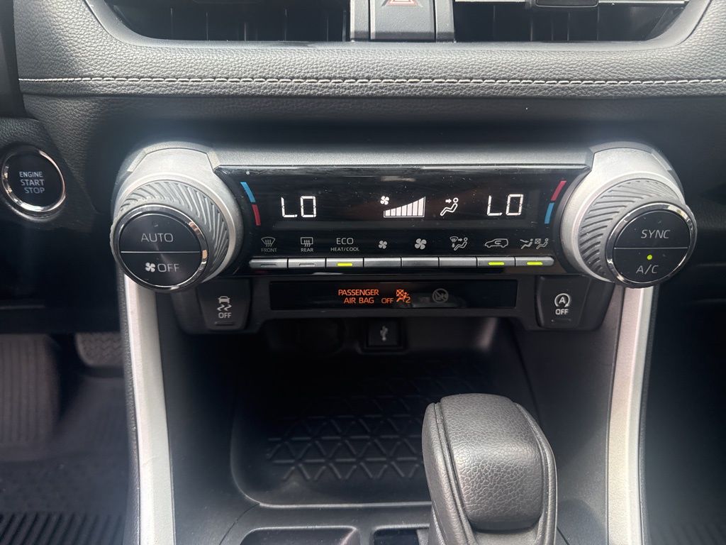 2021 Toyota RAV4 XLE photo 14